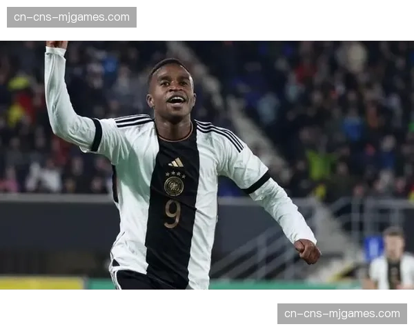 特写:在训练场边,即将退役的罗伊斯与年轻球员穆科科交谈甚欢